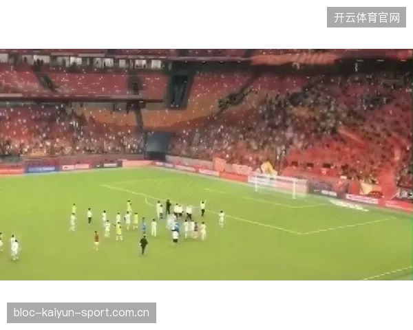 球迷情怀与国际关怀：国足赛场上的“旗帜之声”